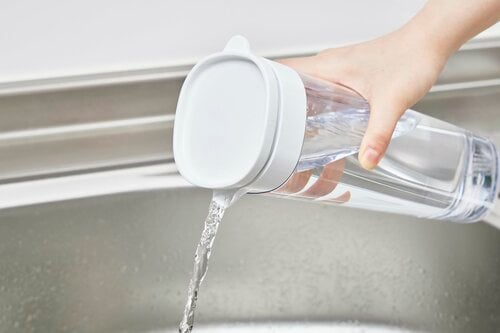飛び散りがなく注ぎやすさは高評価 横置きできる冷水筒おすすめ イメージ