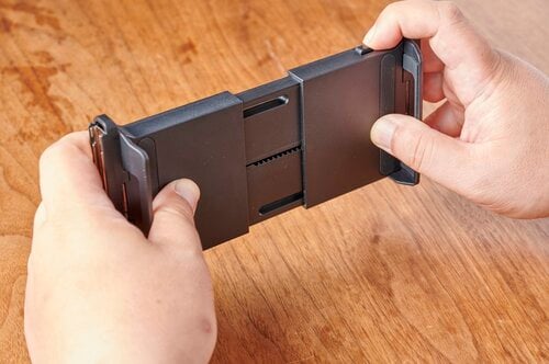 結果：バネの力でしっかりホールドしてくれました！ スマホマウントパーツおすすめ イメージ2