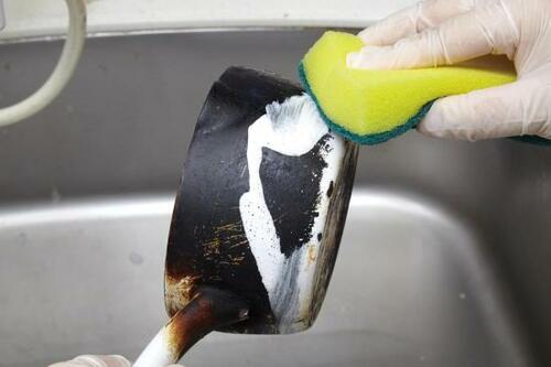 掃除ワザ1：真っ黒鍋でも本来の姿に「布＋クレンザー」のスゴ技 イメージ2