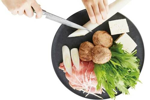 カットしたそばから盛り付け完了! お皿にもなるまな板おすすめ イメージ