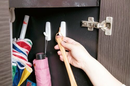 見せたくないアミやホウキは扉裏に隠しながら必要時にはサッと使える イメージ4