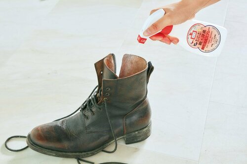 足のニオイが染みた脂っぽい悪臭を EPDは3プッシュで消しました イメージ