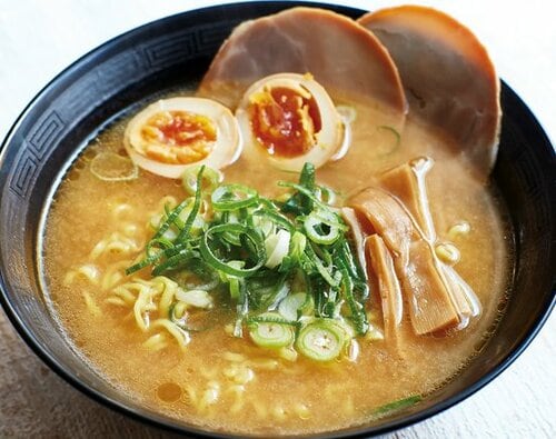 ［みそ］乾麺のレベルを超えた ツルシコ麺がスゴい「金の麺」 イメージ