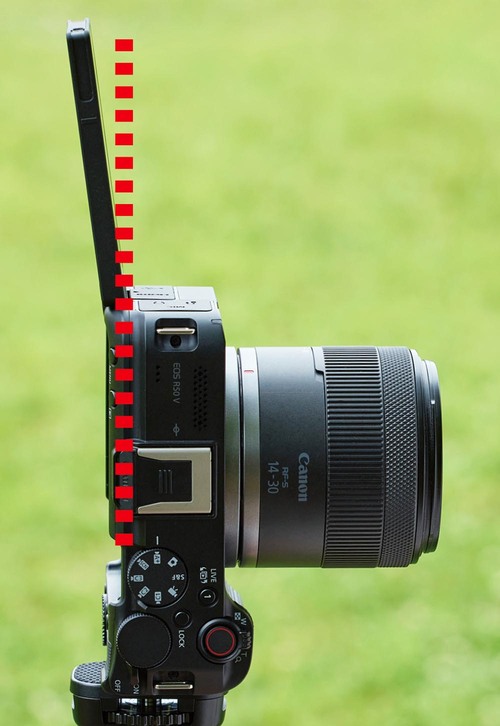 <ここは改善に期待!>縦位置撮影時の液晶の位置に不満 キヤノン「EOS R50V」おすすめ イメージ