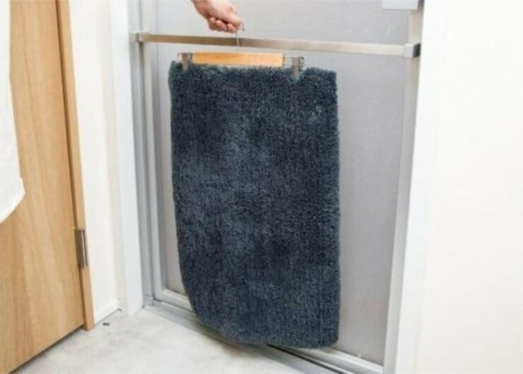 濡れバスマット即干し！“ニトリのスラックスハンガー”の意外な活用法｜テストする女性誌『LDK』のベストアイデア