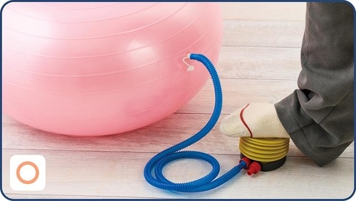 足踏みタイプの空気入れ付き バランスボールおすすめ イメージ