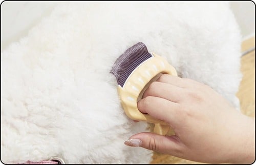 毛を引っ張らない形状なので犬が嫌がりにくい 犬用ブラシおすすめ イメージ