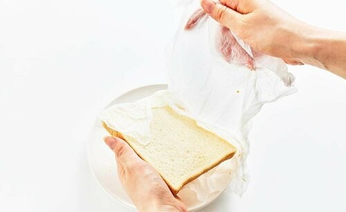 解凍前にしぼったペーパーで30秒包むのもアリ 食パンの冷凍保存方法おすすめ イメージ