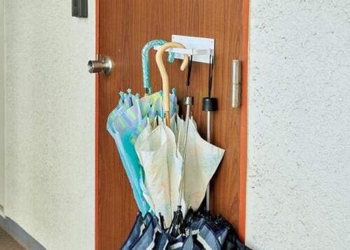 扉にマグネットがつくなら、玄関外にホルダーもアリ！ イメージ