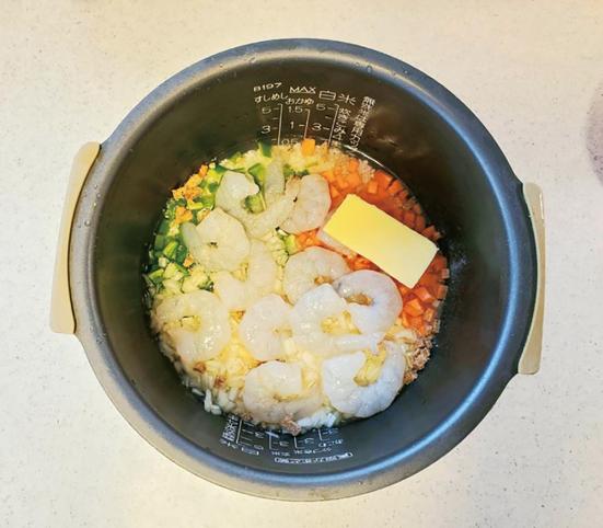 大きなプリプリのエビが贅沢!「冷凍大粒エビのピラフ風」