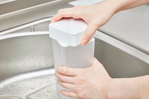 洗練されたデザインながら洗いにくさが気になる 横置きできる冷水筒おすすめ イメージ4