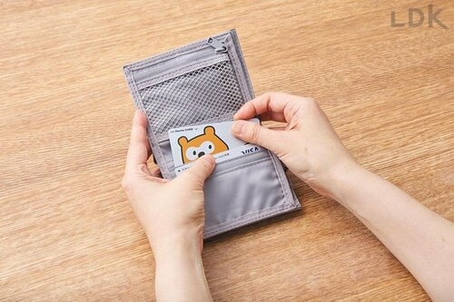 選び方3:カードやお札の出し入れがスムーズできるもの ミニ財布おすすめ イメージ