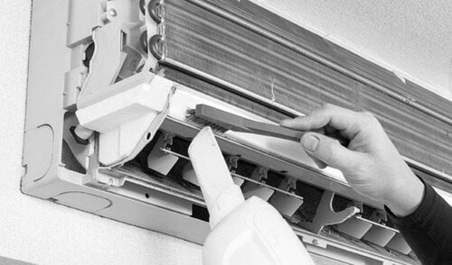 最後はクリーニング業者を直撃!プロいわく「おそうじ機能は不要」とのこと エアコンおすすめ イメージ