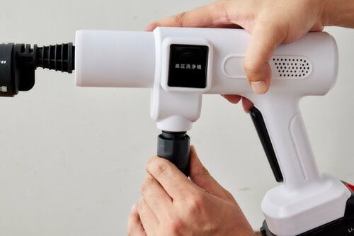 【給水もしやすい】ペットボトルは押し込むだけで装着 ハンディ高圧洗浄機おすすめ イメージ2