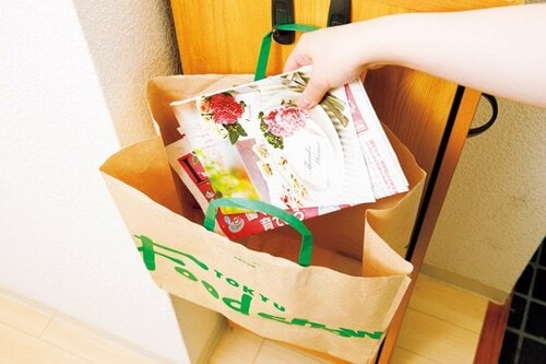 紙袋とフックで簡易ゴミ箱完成読んだチラシはその場でポイっ イメージ2