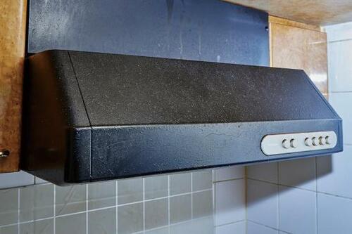 【換気扇の油汚れ】まずはヘラで削ぎ落とす イメージ