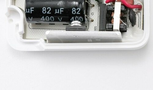 ACアダプタは電流電圧が不安定!低性能だけでなくリスクもあります