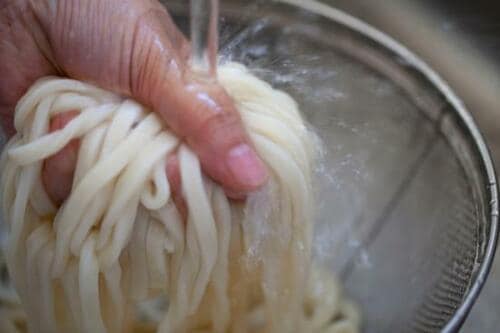 うどんの美味しい作り方のコツ②ゆでた後は氷水でしめるとコシがアップ 乾麺うどんおすすめ イメージ