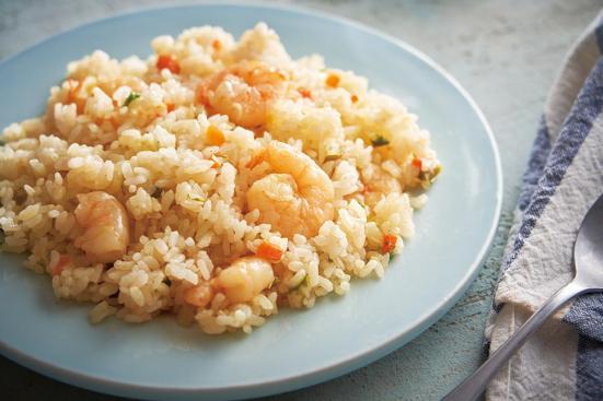 大きなプリプリのエビが贅沢!「冷凍大粒エビのピラフ風」