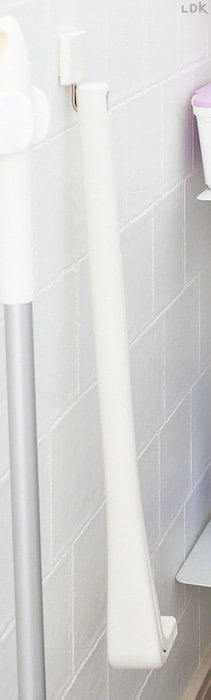 流せるトイレブラシを吊るして掃除も収納もラクに! トイレの使い捨てブラシおすすめ イメージ