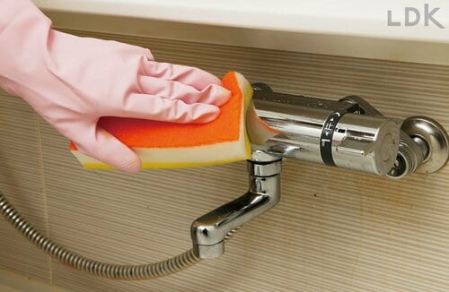 3:パックを取ってこすり洗いする LDKベストバイ水垢用洗剤おすすめ イメージ