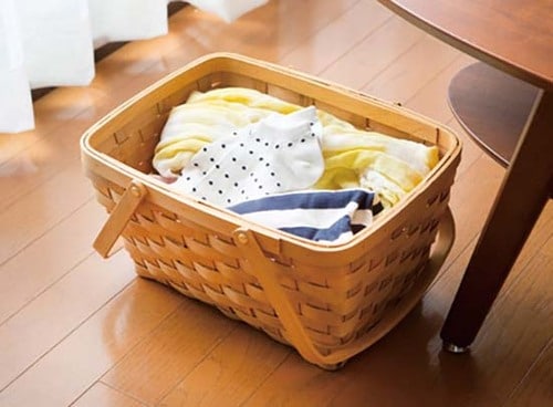 あちこちに置かれる脱ぎっぱなしの洋服は専用カゴに入れるだけ イメージ4