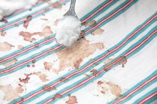 STEP1：ワイドハイター＋粉洗剤を汚れにのせる イメージ