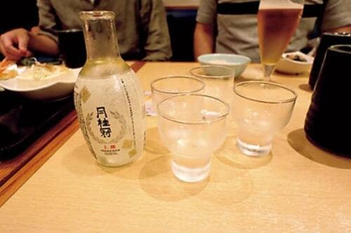 ポイント:天ぷらビールセットは冷酒に変更できます せんべろおすすめ イメージ