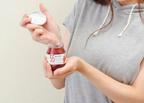 フタに熱湯をかけることで固まった糖分を溶かします イメージ3