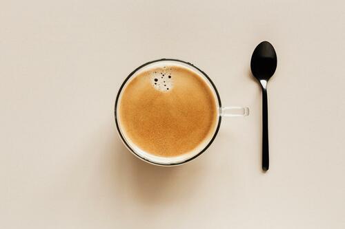シーツの上のコーヒーと植物
