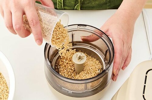 1：すりきり1杯を入れる(2合の場合は2杯) 精米器おすすめ イメージ