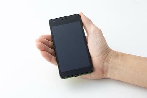 小さな手にも収まるコンパクトサイズ au miraie f イメージ3