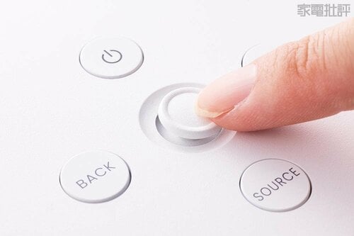 本体上部のスティックで操作できるのは便利 4Kプロジェクターおすすめ イメージ