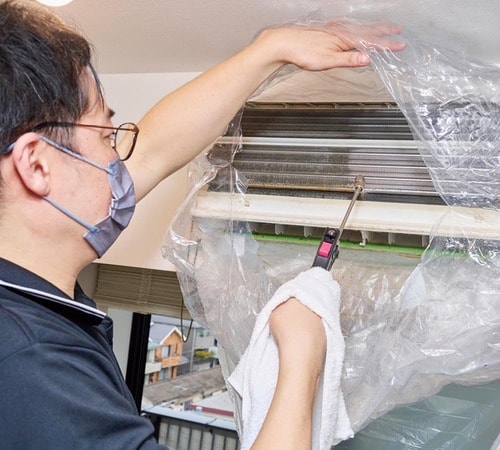 STEP10:高圧洗浄機で汚れと洗剤を洗い流す エアコン掃除おすすめ イメージ