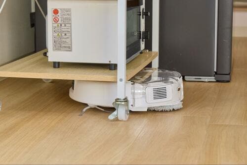 DJI ROMO Pが狭い場所に入り込む様子