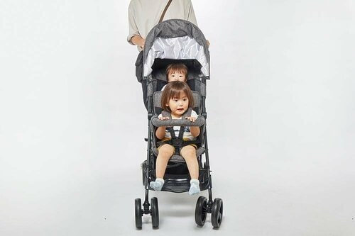日本育児 Kinderwagon DUOシティHOP2にきょうだいを乗せている様子