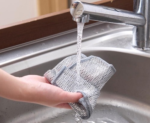 使い方STEP1:水で濡らして軽くしぼる メッシュクロスおすすめ イメージ