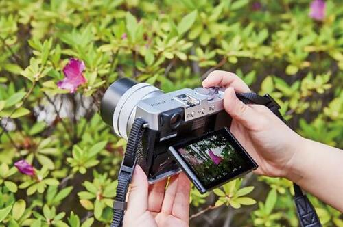 モニターがチルト式に進化 イメージ