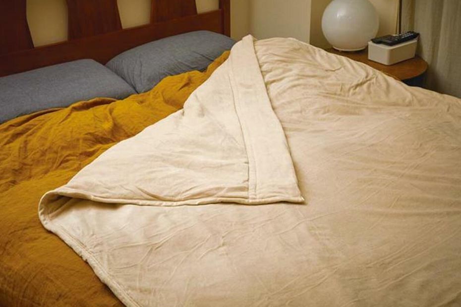 【ニトリ・ユニクロ】寒くても熟睡が叶う「あったか毛布」はどっち？｜『LDK』がテスト