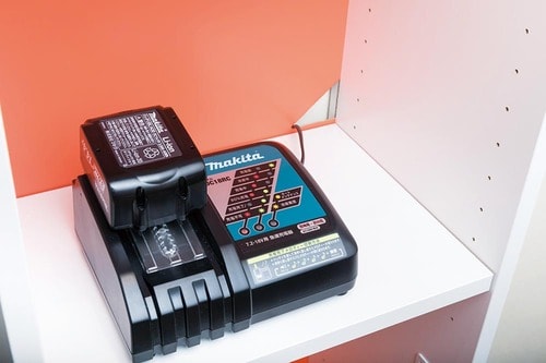 ちょうどいい理由4:背板はカット可能!コードも通せる イメージ