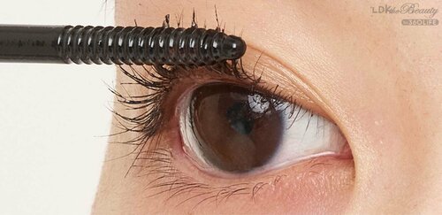 使用感：細長い360度コームで全方位狙ったところに塗れる！ マスカラリムーバーおすすめ イメージ