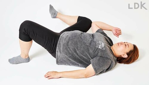 読者からのツッコミ:お腹がジャマで脚が上がりませんっ! ズボラストレッチおすすめ イメージ