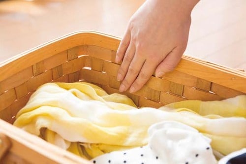 あちこちに置かれる脱ぎっぱなしの洋服は専用カゴに入れるだけ イメージ3