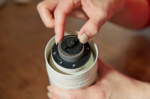 結果:ボタンを押すだけで簡単にコーヒー粉ができる! コーヒーミルおすすめ イメージ3