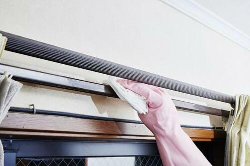 カーテンレールもウェットシートできれいに！ フローリング用掃除シートおすすめ イメージ2