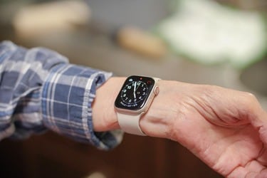 Apple Watch」を高齢の親とレビュー！ 見守りツールにするおすすめの方法