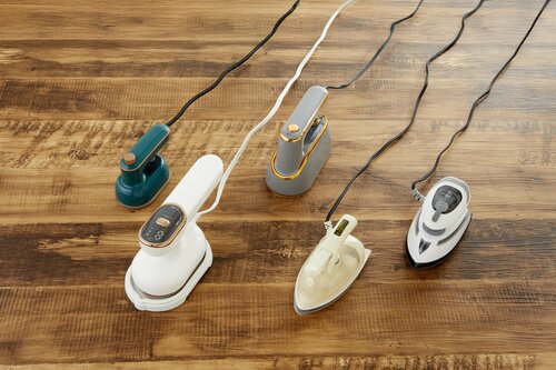 小型軽量のスチームアイロン