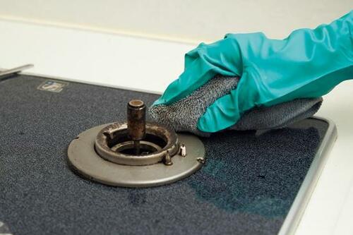 4:お湯で絞ったクロスで洗剤を拭き取る イメージ