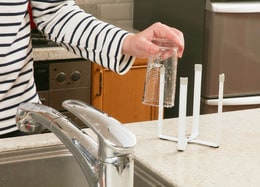 コレ、「どんなサイズでも」洗ったコップをラク～に干せるんです！