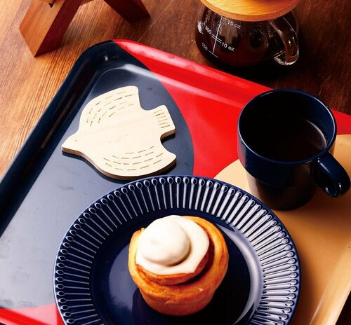 ダイソーの濃紺カップとイケアのプレートで“フィーカ”(お茶の時間) イメージ